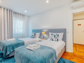 2 bedrooms, iron/ironing board, Internet, bed sheets - Vita Portucale | Almada Trendy Retreat (Almada)