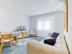 TV - Vita Portucale | Almada Chic Design 3BR (Almada)