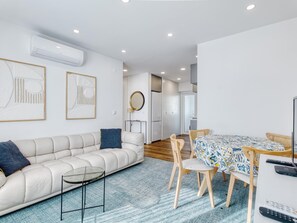TV - Vita Portucale | Almada Chic Design 3BR (Almada)