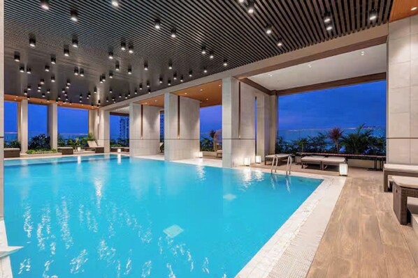 Hồ bơi ngoài trời