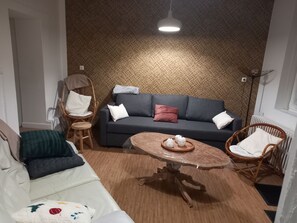 Books - La Tourelle, 4/6 places, furnished with garage (Péronne)