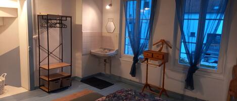 4 chambres, fer et planche à repasser, Wi-Fi, draps fournis