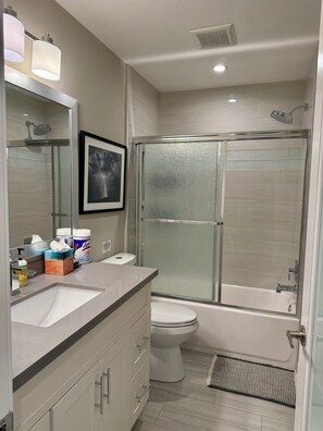 Shower, hair dryer, towels, soap - 3-Bedroom Condo in Palm Desert – Enjoy Access to Private Golf/Tennis/Pickleball! (Palm Desert)