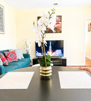 Smart TV, books - Downtown - Entire Apartment - 2 Bedrooms, 2 Baths (Baltimore)