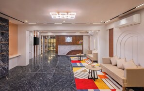 ฝ่ายต้อนรับ