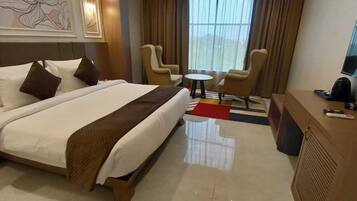 Executive Suite, City View | Desk, free WiFi