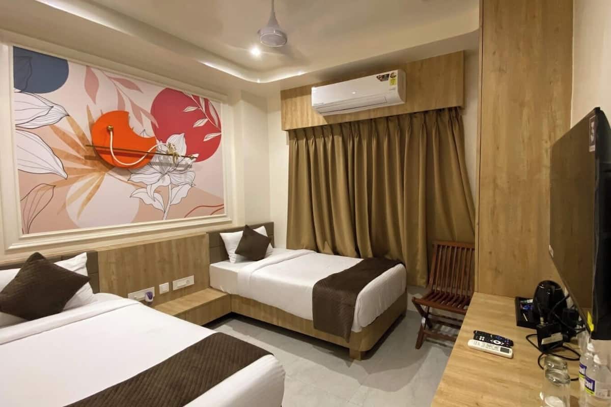 Grand Twin Room, City View | Desk, free WiFi