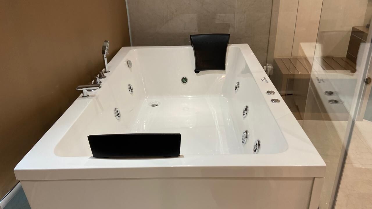 Royal Suite, City View | Bathroom | Free toiletries, towels