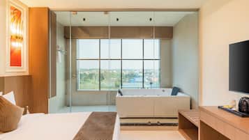 Suíte real, vista para a cidade | Escrivaninha, Wi-Fi de cortesia