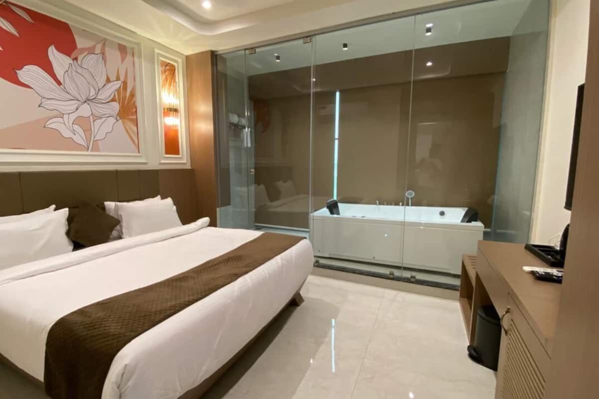 Royal Suite, City View | Desk, free WiFi