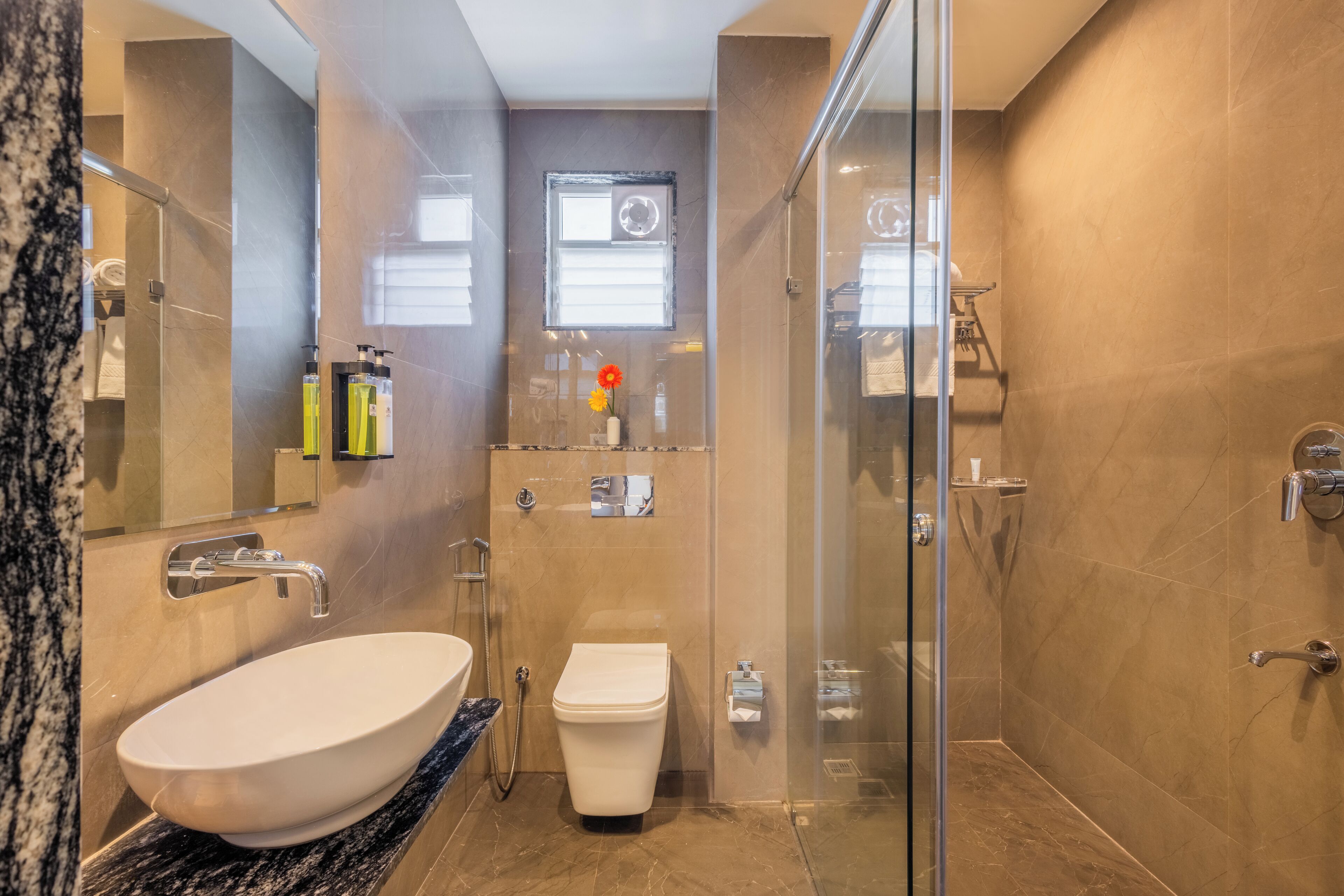 Royal Suite, City View | Bathroom | Free toiletries, towels
