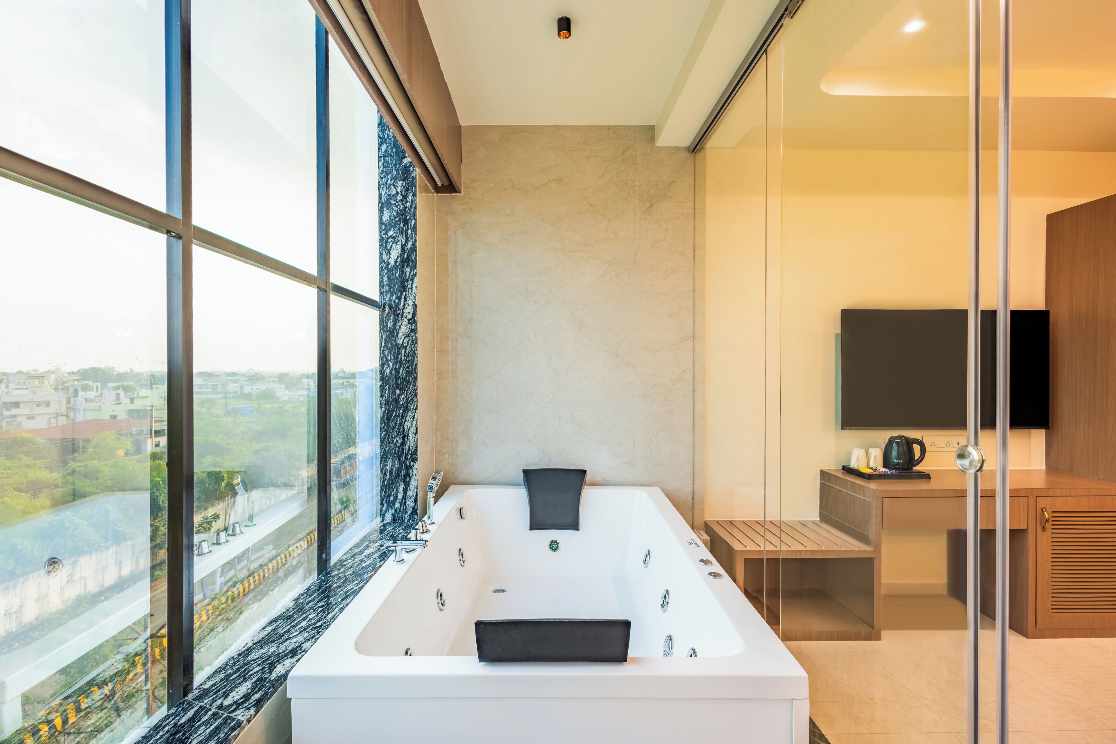 Suíte real, vista para a cidade | Escrivaninha, Wi-Fi de cortesia