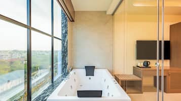 Suíte real, vista para a cidade | Escrivaninha, Wi-Fi de cortesia