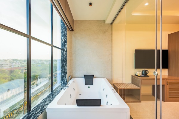 Royal Suite, City View | Desk, WiFi (free), bed sheets