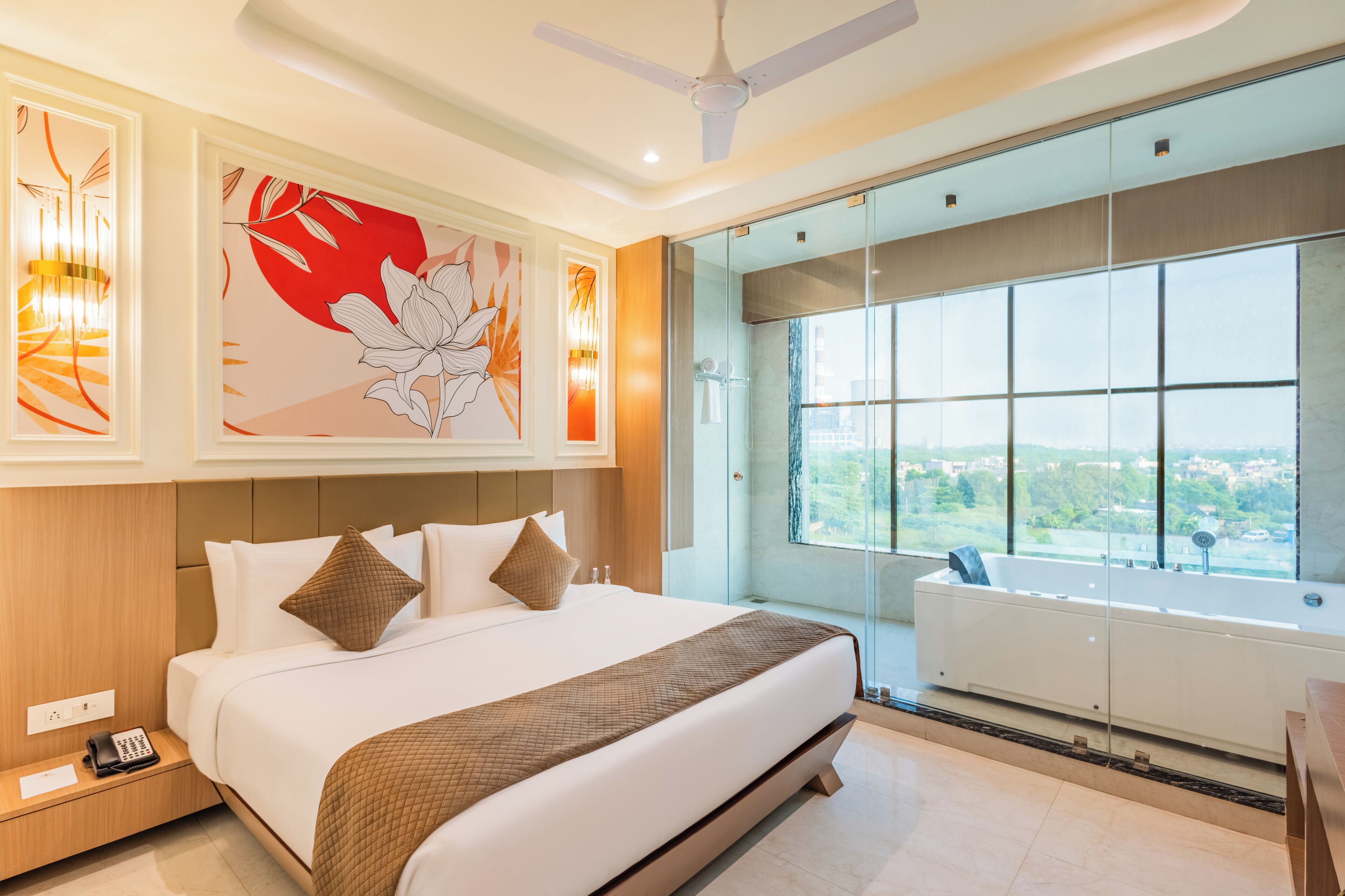 Royal Suite, City View | Bathroom | Free toiletries, towels