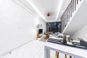 行政公寓, 泳池景观 | 客房内用餐