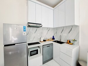 Fridge, microwave, stovetop, dishwasher