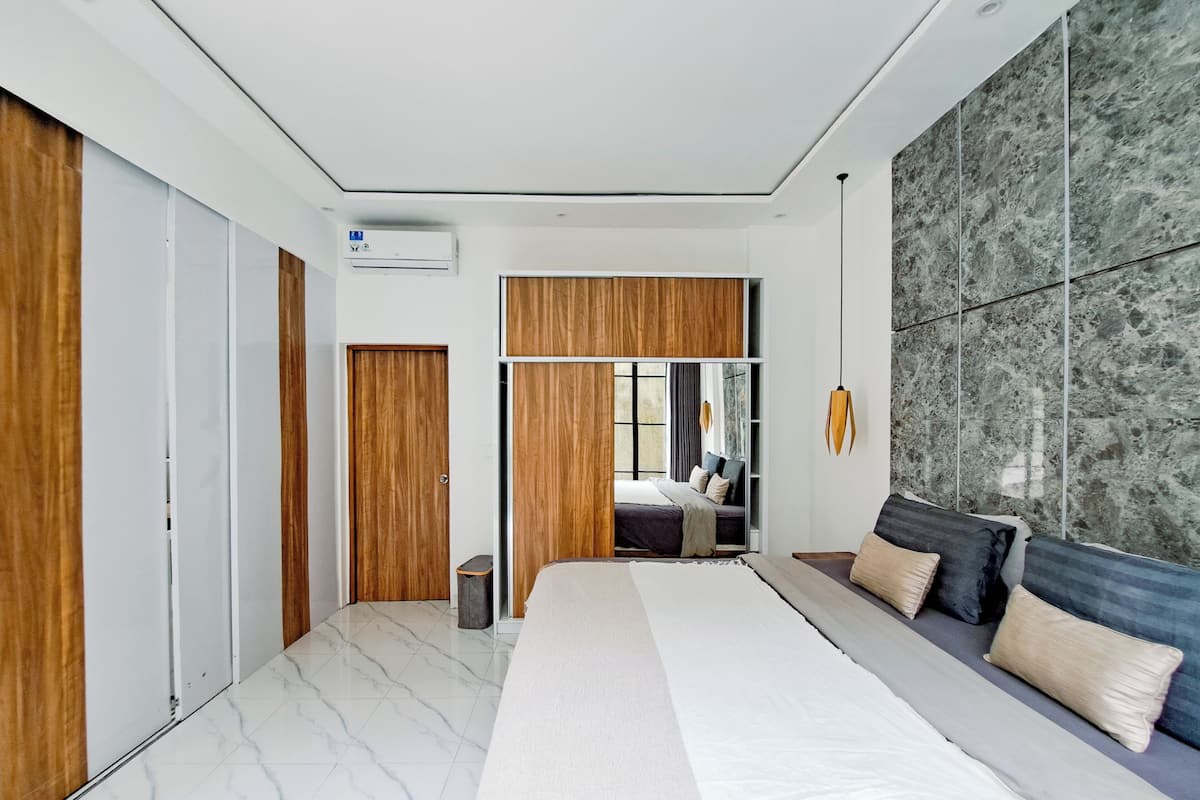 In-room safe, desk, laptop workspace, soundproofing