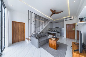 Executive Apartment, 3 Bedrooms, Pool View | In-room dining