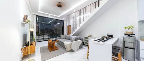 Refrigerador, microondas, placa de cocina, lavavajillas