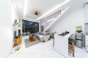 行政公寓, 泳池景观 | 私人厨房 | 冰箱、微波炉、炉灶、洗碗机