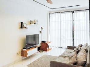 Departamento ejecutivo, vista a la alberca | Área de sala de estar