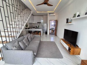 Departamento ejecutivo, vista a la alberca | Área de sala de estar