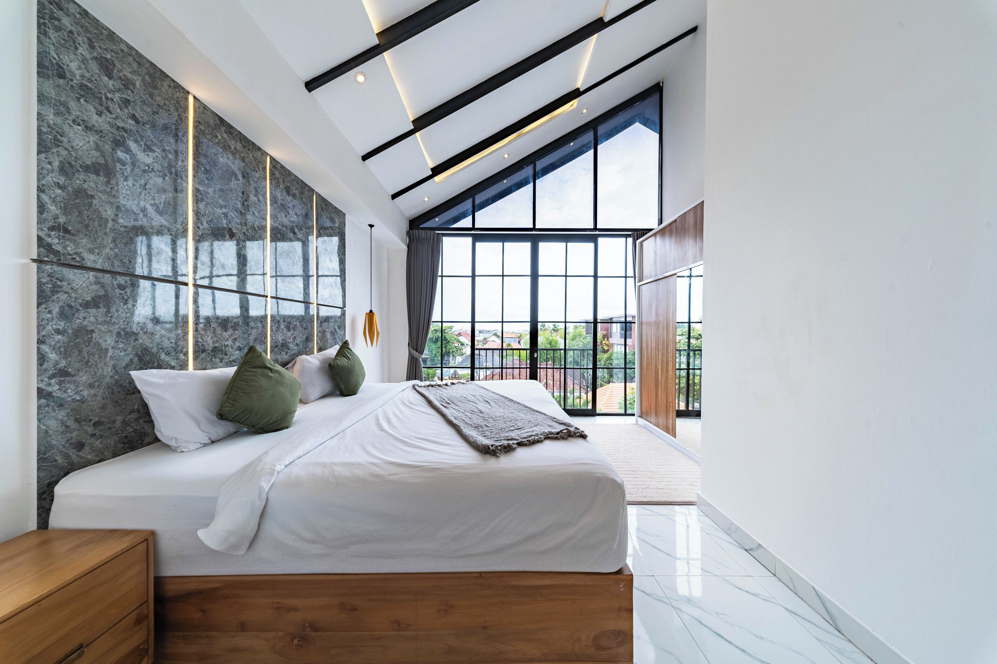 行政公寓, 泳池景观 | 客房内保险箱、办公桌、笔记本电脑工作区、隔音