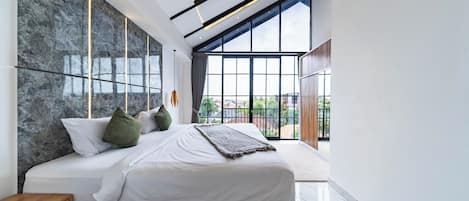 行政公寓, 泳池景观 | 客房内保险箱、办公桌、笔记本电脑工作区、隔音