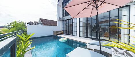 Hồ bơi ngoài trời