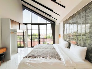 Departamento ejecutivo, vista a la alberca | Caja de seguridad en la habitación y escritorio 