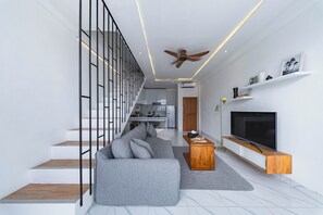 Executive Apartment, 3 Bedrooms, Pool View | In-room dining