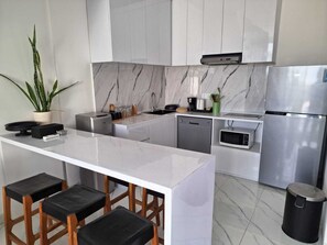 Refrigerador, microondas, parrilla de estufa y lavavajillas 