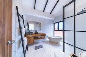 Executive Apartment, 3 Bedrooms, Pool View | Bathroom | Free toiletries, towels, soap, shampoo