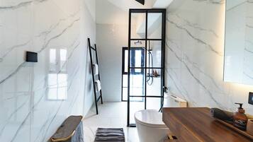 Executive Apartment, 3 Bedrooms, Pool View | Bathroom | Free toiletries, towels, soap, shampoo