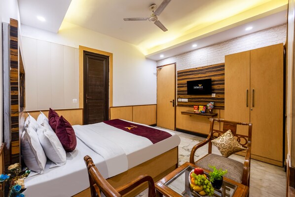 Deluxe Double Room, Balcony | Desk, laptop workspace, free WiFi - Hotel Admire Inn Sec - 44 By ASPL (Noida)