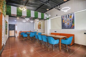 مكتب ومساحة عمل للكمبيوتر المحمول وواي فاي مجانًا