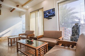 مكتب ومساحة عمل للكمبيوتر المحمول وواي فاي مجانًا