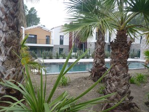 Property grounds - 4* apartment 300m from the beach, air conditioning, terrace and swimming pool, 60 m2, 2 parking spaces (La Croix-Valmer)