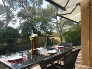 Outdoor dining - 4* apartment 300m from the beach, air conditioning, terrace and swimming pool, 60 m2, 2 parking spaces (La Croix-Valmer)