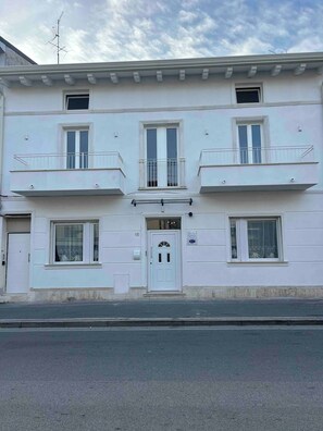 Vista frontal de la propiedad