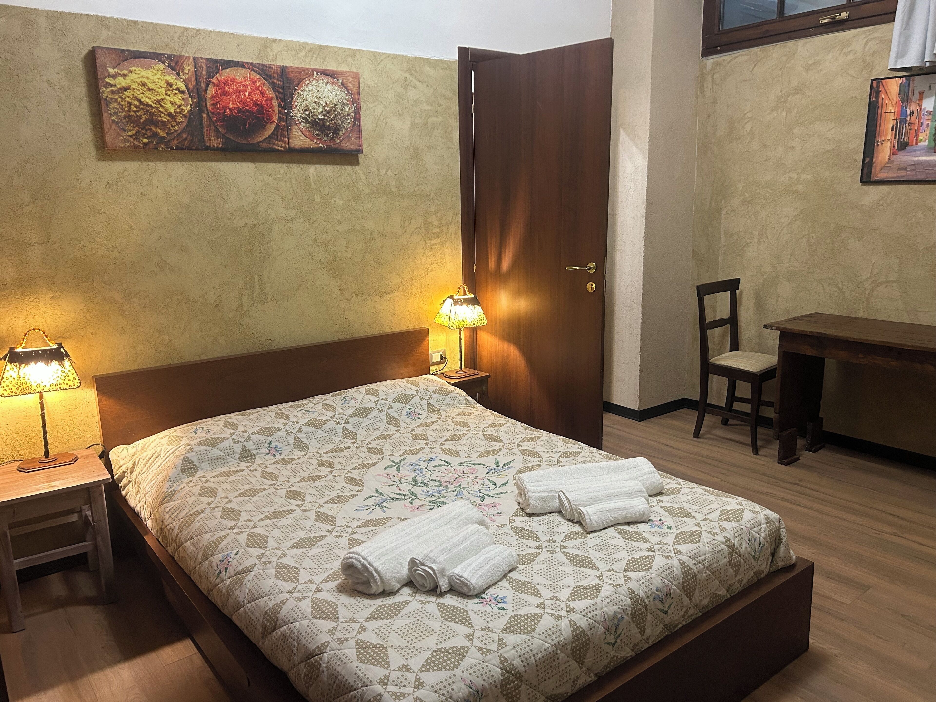 غرفة ملكية فردية | مكتب ومساحة عمل للكمبيوتر المحمول وواي فاي مجانًا