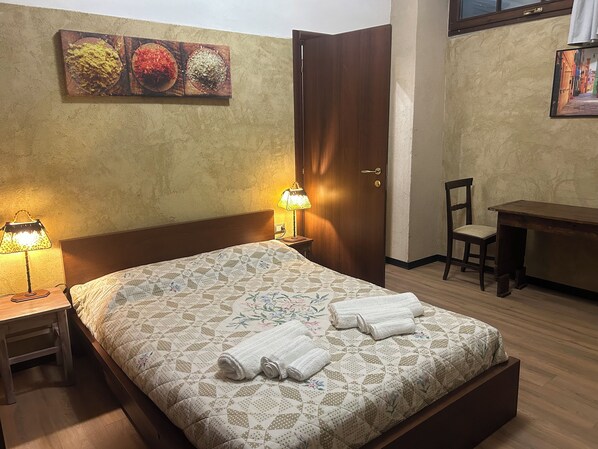 Royal Double Room | Desk, laptop workspace, free WiFi, wheelchair access - Darsena Charming B&B by Villa Valentina Versilia  (Viareggio)