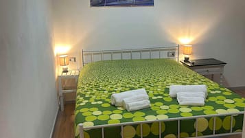 Quarto casal luxo | Escrivaninha, espaço de trabalho para notebook, quartos à prova de som