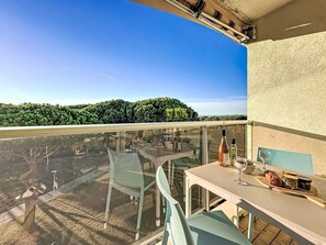 Outdoor dining - Le Golfe Vermeil by Interhome (Le Grau du Roi)