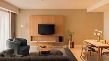 Presidential Suite, 2 Bedrooms, Club lounge access, City View | In-room safe, individually decorated, individually furnished, desk