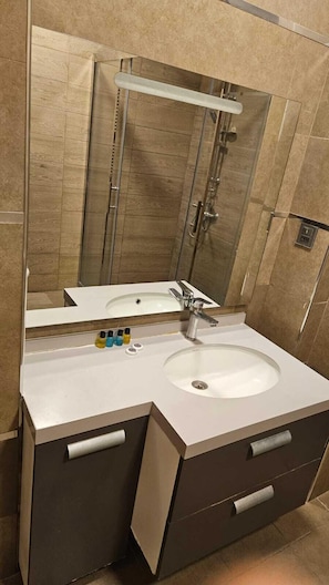 Chuveiro, produtos de toalete grátis, secador de cabelo