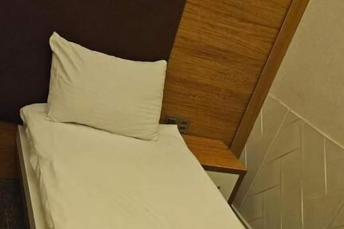 Quarto solteiro clássico, vista para a cidade | Área de estar