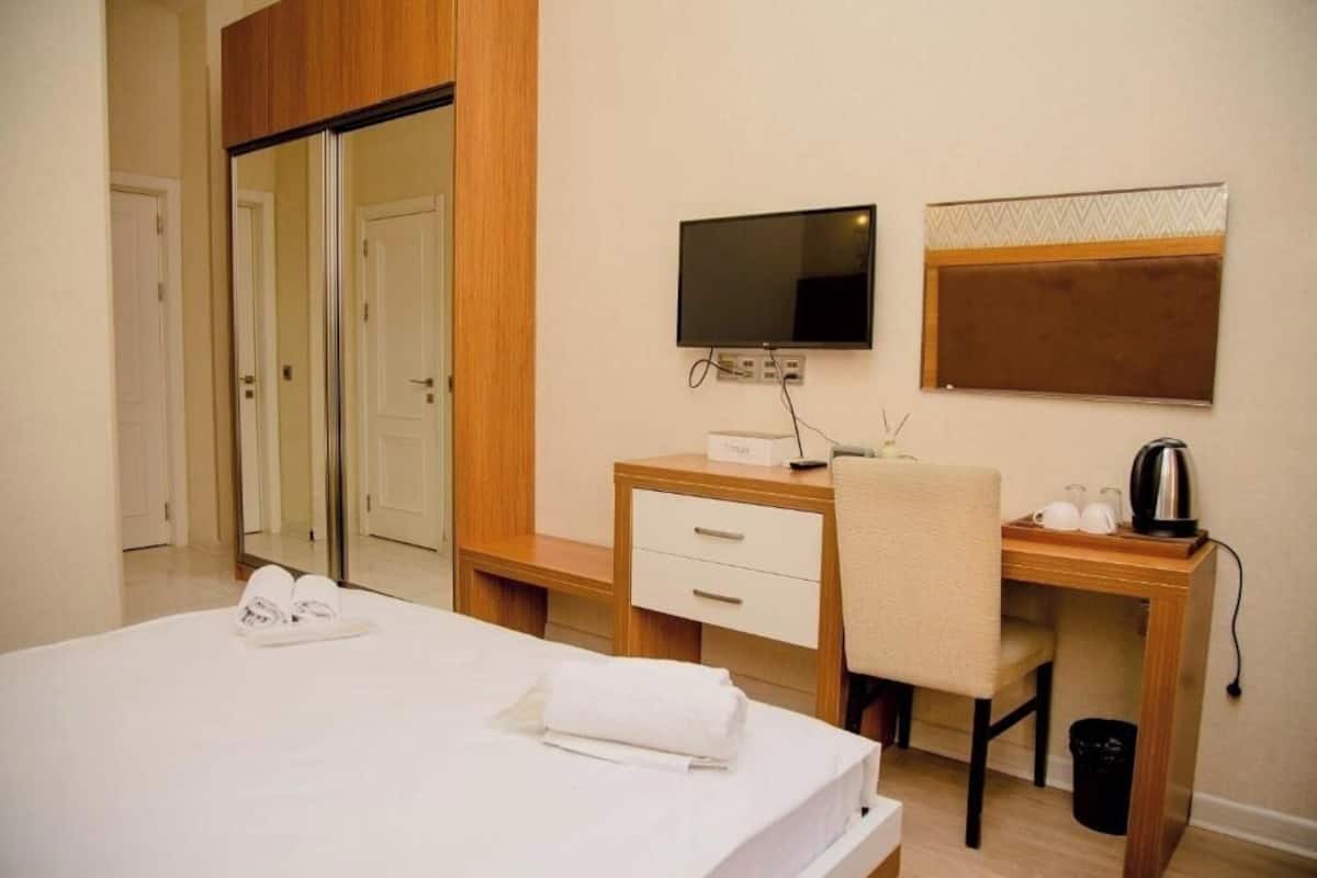 Quarto casal standard, vista para a cidade | Área de estar