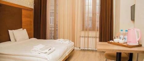 Habitación doble Deluxe, balcón, vista a la ciudad | Área de sala de estar